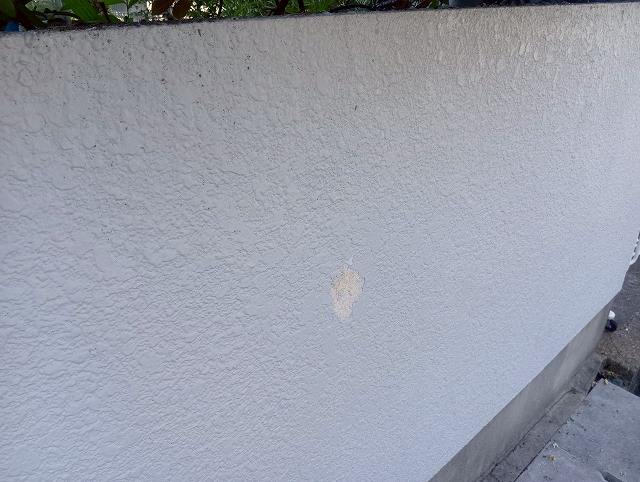 塀　こぶし大きさの剥がれ